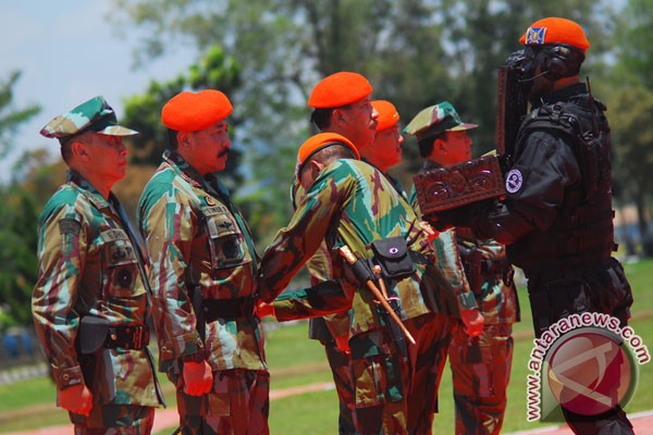 Perwira tinggi TNI AU tempuh tradisi pembaretan Korps Paskhas