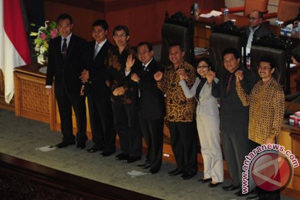 Presiden lantik anggota KPU dan Bawaslu Presiden lantik anggota KPU dan Bawaslu