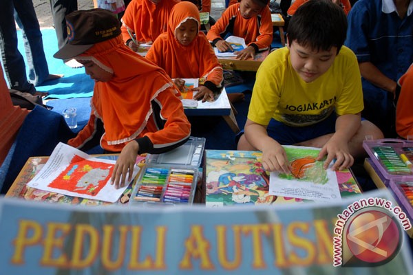 Cara berkomunikasi dengan penyandang autisma Cara berkomunikasi dengan penyandang autisma