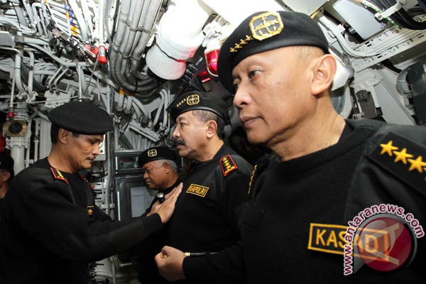 Pangab Laksamana TNI Agus Suhartono Sematkan Brevet Hiu Kencana