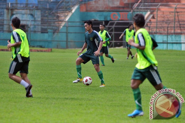 Persebaya kalah, Freddy Muli diberhentikan Persebaya kalah, Freddy Muli diberhentikan