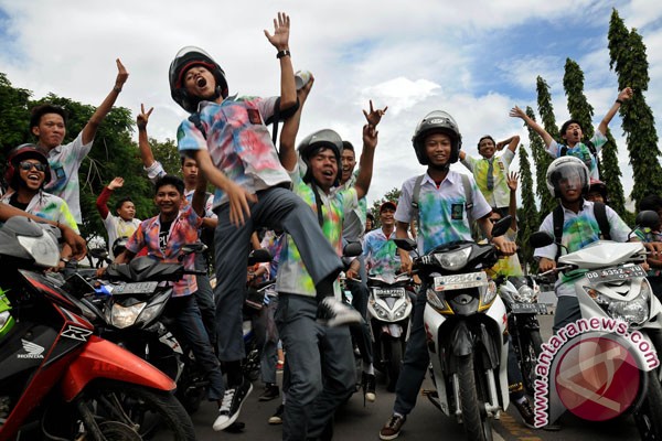 Bukittinggi umumkan hasil UN melalui internet Bukittinggi umumkan hasil UN melalui internet