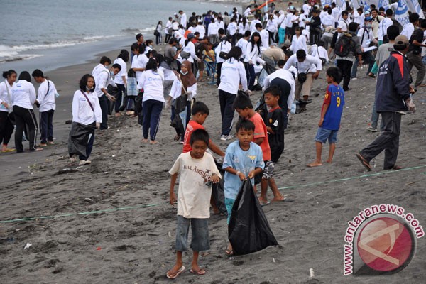 Masyarakat Gorontalo gelar aksi bersih pantai Masyarakat Gorontalo gelar aksi bersih pantai