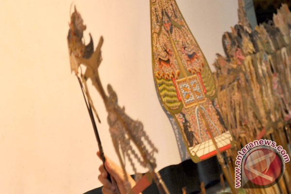 Mahasiswa Petra Surabaya ciptakan permainan kartu wayang Mahasiswa Petra Surabaya ciptakan permainan kartu wayang