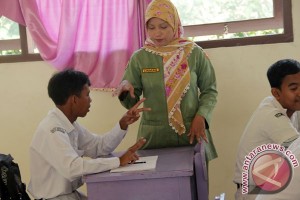Pemerintah kucurkan dana bantuan guru swasta Rp. 13,7 miliar Pemerintah kucurkan dana bantuan guru swasta Rp. 13,7 miliar