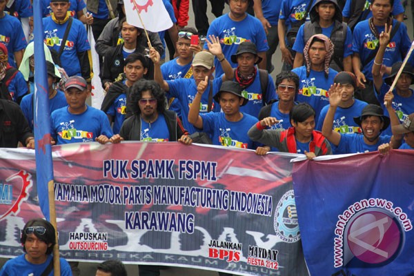 berbagai organisasi buruh menggelar aksi demo pada peringatan hari ...