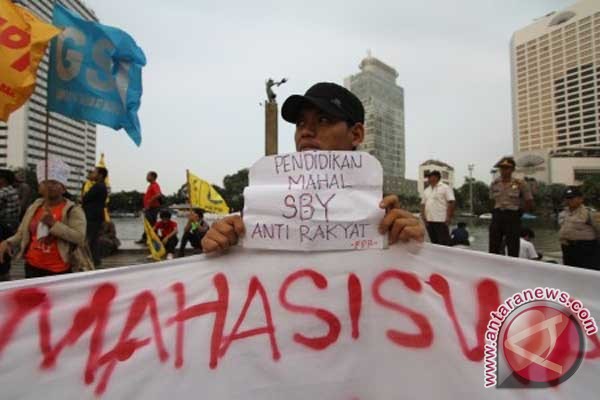 Mahasiswa STKIP Bangkalan tolak komersialisasi pendidikan Mahasiswa STKIP Bangkalan tolak komersialisasi pendidikan