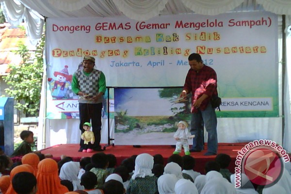 Boneka pun mengajarkan cara mengelola sampah Boneka pun mengajarkan cara mengelola sampah