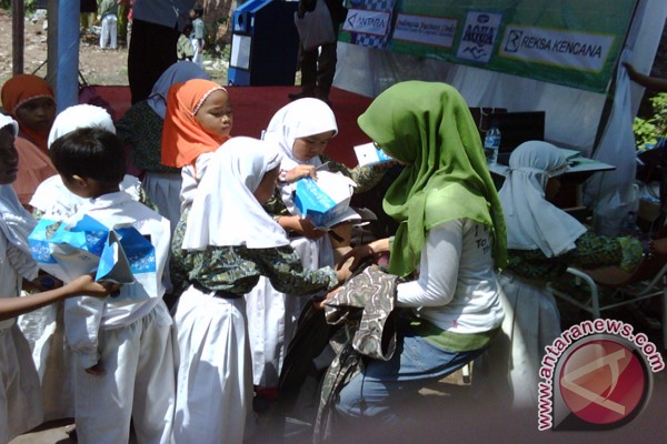 GEMAS sambangi Madrasah al Wathoniyah 06 dan SD Juara GEMAS sambangi Madrasah al Wathoniyah 06 dan SD Juara