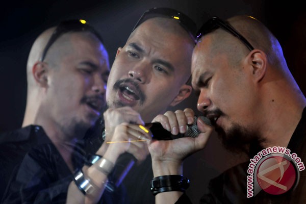 Persona Ahmad Dhani dalam konser Persona Ahmad Dhani dalam konser