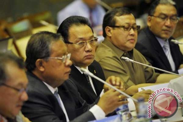 Dewan Komisioner OJK akan dilantik besok Dewan Komisioner OJK akan dilantik besok