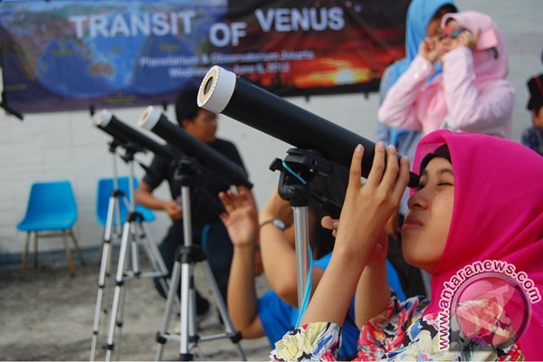 Ramai-ramai menyaksikan transit Venus Ramai-ramai menyaksikan transit Venus