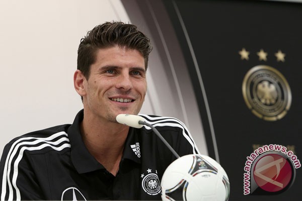 Gomez ucapkan selamat pada Italia Gomez ucapkan selamat pada Italia