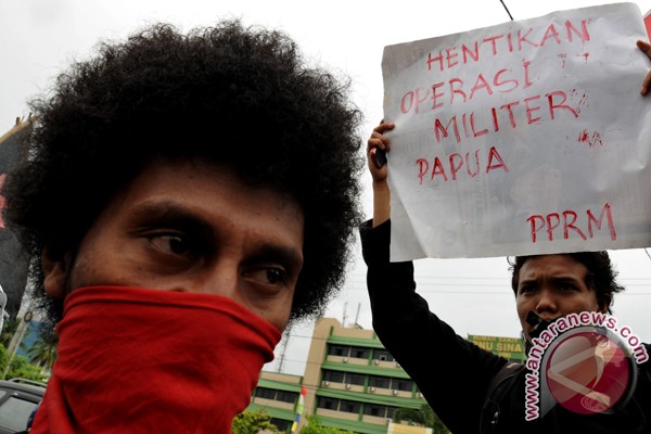 Ratusan mahasiswa Papua demo di Surabaya Ratusan mahasiswa Papua demo di Surabaya