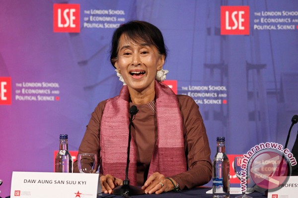 Suu Kyi terima gelar doktor kehormatan di Inggris Suu Kyi terima gelar doktor kehormatan di Inggris