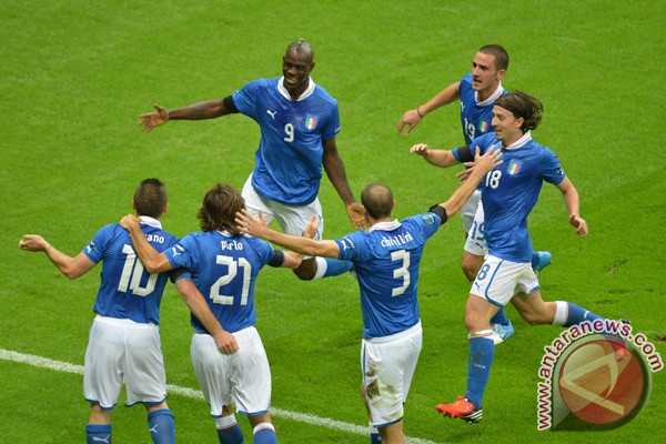 Dua gol Balotelli untuk mama Dua gol Balotelli untuk mama