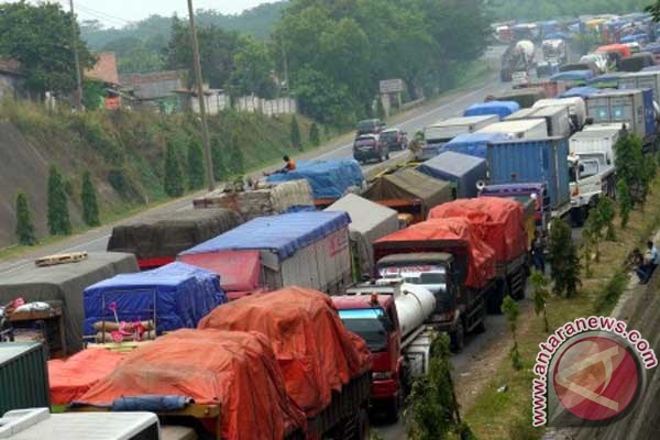 Sopir truk mengantre dua hari di Merak Sopir truk mengantre dua hari di Merak