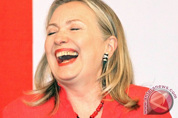 Hillary Clinton heboh berjoget di lantai dansa Hillary Clinton heboh berjoget di lantai dansa