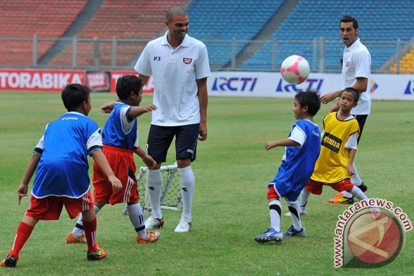 Pepe-Arbeloa sapa penggemar di GBK Pepe-Arbeloa sapa penggemar di GBK