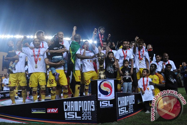 Ribuan pendukung Sriwijaya FC arak piala ISl Ribuan pendukung Sriwijaya FC arak piala ISl