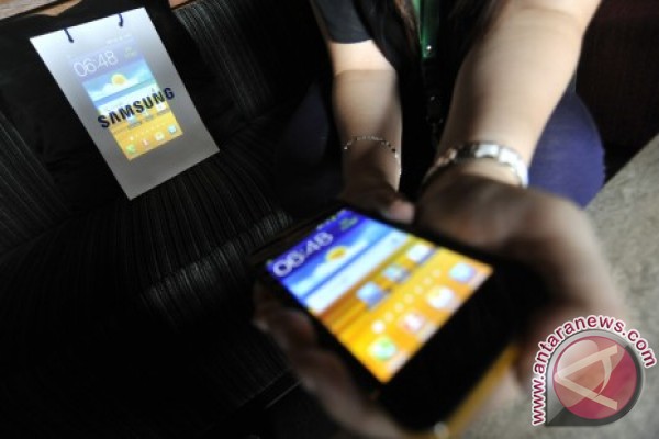 Samsung bidik pasar smartphone berproyektor Samsung bidik pasar smartphone berproyektor