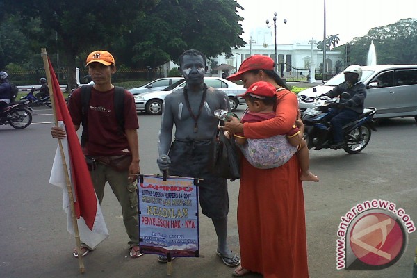 Hari Suwandi, korban lumpur Lapindo yang jalan kaki 800 km ke Jakarta Hari Suwandi, korban lumpur Lapindo yang jalan kaki 800 km ke Jakarta