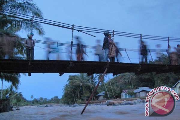 Warga Padang bangun jembatan darurat pascabanjir Warga Padang bangun jembatan darurat pascabanjir
