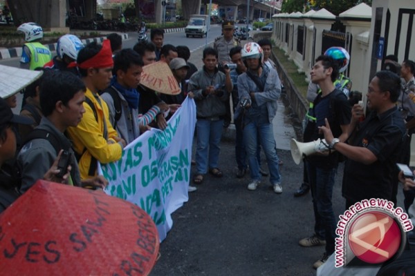 Demo tuntut penuntasan kasus lahan PTPN VII Demo tuntut penuntasan kasus lahan PTPN VII