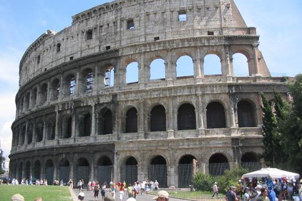 Colosseum Roma kini juga miring Colosseum Roma kini juga miring