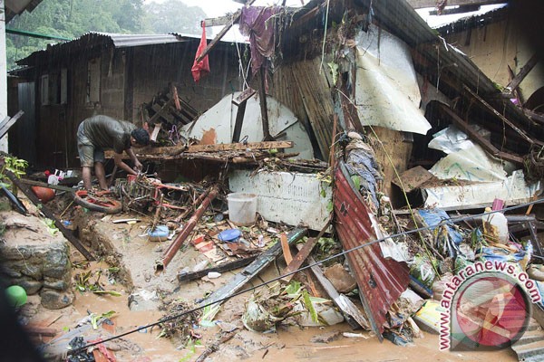 Tim SAR masih cari korban tertimbun longsor di Ambon Tim SAR masih cari korban tertimbun longsor di Ambon