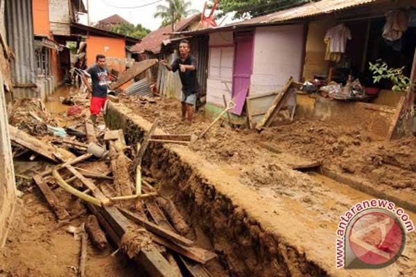 PMI distribusikan air bersih ke lokasi pengungsi PMI distribusikan air bersih ke lokasi pengungsi