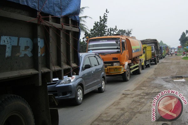 Lalu lintas truk di Jalinsum padat Lalu lintas truk di Jalinsum padat