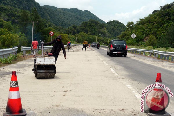 Jalan darat Kalbar-Kalsel dapat ditempuh dalam 32 jam Jalan darat Kalbar-Kalsel dapat ditempuh dalam 32 jam