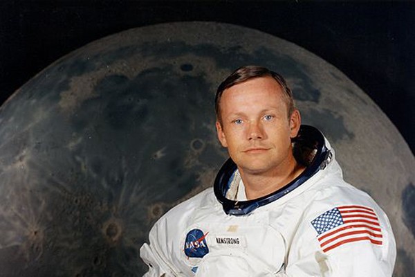 Neil Armstrong pulih dari operasi jantung Neil Armstrong pulih dari operasi jantung