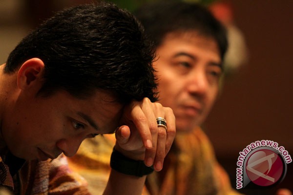 ... Mulyo Handoyo (kanan) di kediamannya, Jakarta, Rabu (15/8). Dalam keterangannya Taufik mengatakan secara resmi mengundurkan diri dari dunia professional ... - 20120815TAUFIKPAMIT