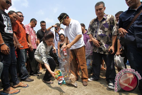 Ancol ajak pengunjung bersihkan sampah di pantai Ancol ajak pengunjung bersihkan sampah di pantai