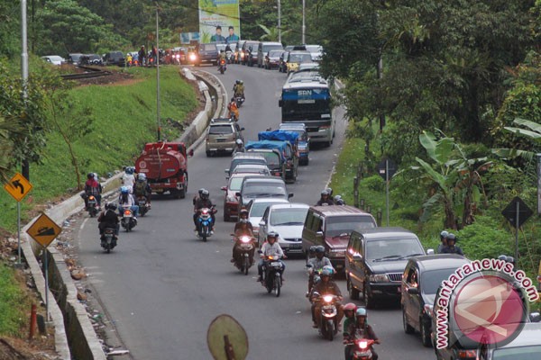 Jalur Bukittinggi-Padang macet Jalur Bukittinggi-Padang macet