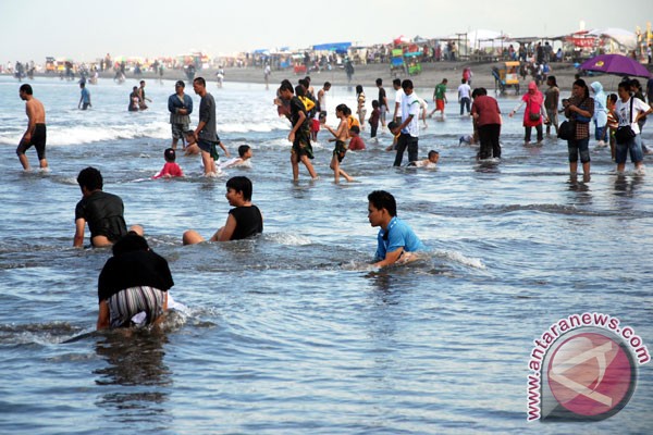 Dua wisatawan terseret ombak Pantai Parangtritis Dua wisatawan terseret ombak Pantai Parangtritis