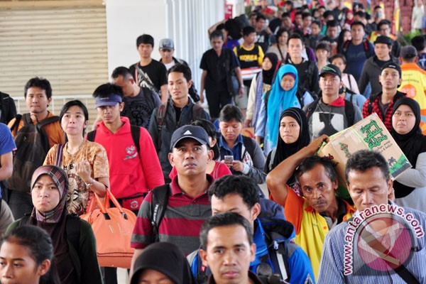 KRL Jatinegara tidak berhenti di Stasiun Pasar Senen KRL Jatinegara tidak berhenti di Stasiun Pasar Senen