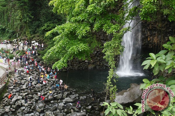 Air terjun Lembah Anai meluap, Padang-Bukittinggi macet Air terjun Lembah Anai meluap, Padang-Bukittinggi macet