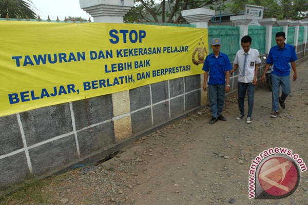 Ratusan warga unjuk rasa anti tawuran pelajar Ratusan warga unjuk rasa anti tawuran pelajar