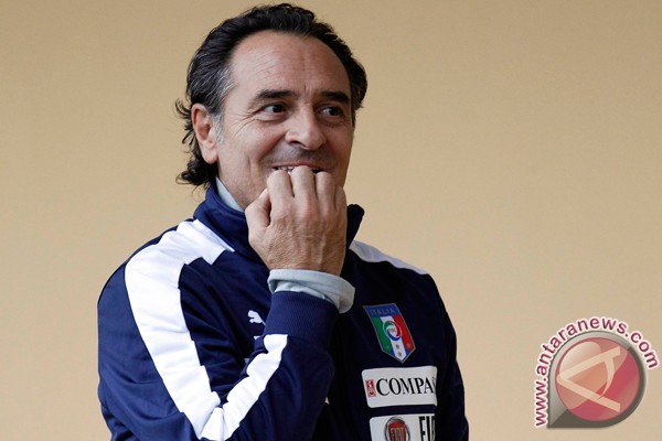 Pelatih Italia Cesare Prandelli. (REUTERS / Giampiero Sposito )