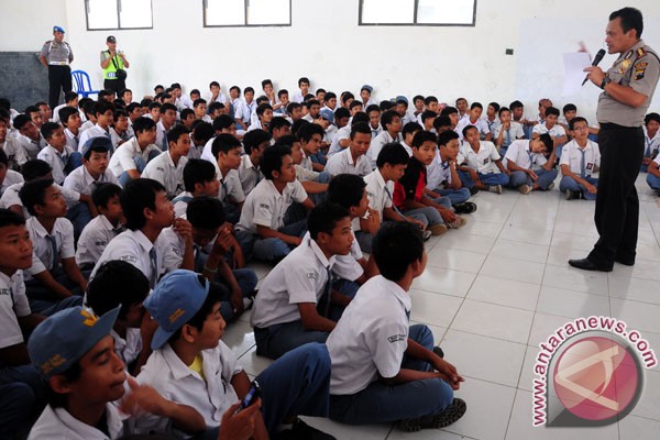 Polsek Ciputat tangkap 168 pelajar hendak tawuran Polsek Ciputat tangkap 168 pelajar hendak tawuran