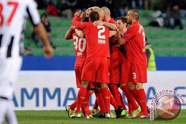 ilustras Para pemain Liverpool merayakan golnya ke gawang Udinese pada ...