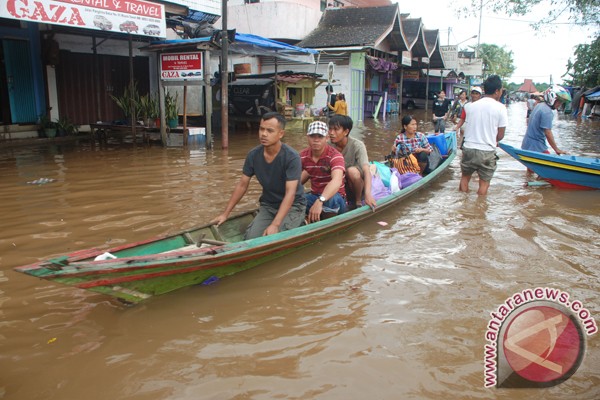 Banjir rendam sejumlah ruas jalan di Samarinda Banjir rendam sejumlah ruas jalan di Samarinda