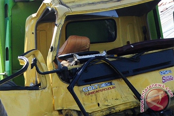 Empat tewas dalam kecelakaan truk Satpol PP Empat tewas dalam kecelakaan truk Satpol PP