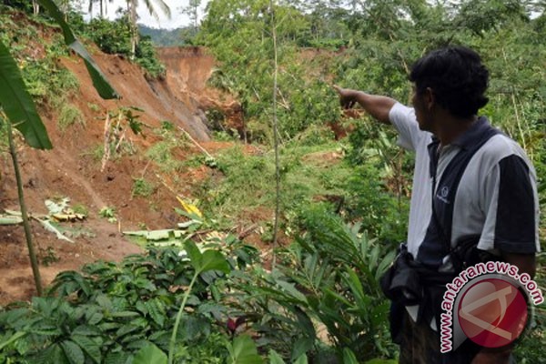 Jalan alternatif Wanareja-Majenang tertimbun tanah longsor Jalan alternatif Wanareja-Majenang tertimbun tanah longsor