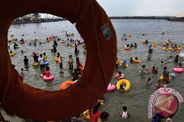 Usai ibadah Paskah, warga Ambon berwisata pantai Usai ibadah Paskah, warga Ambon berwisata pantai
