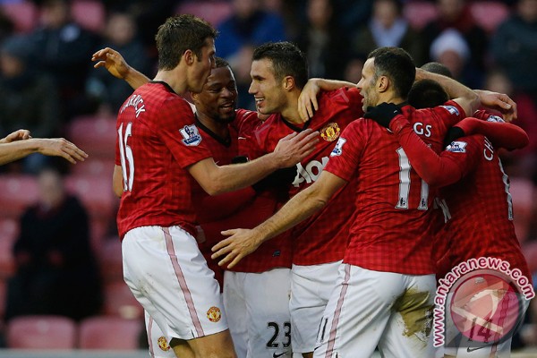 Striker Manchester United Robin Van Persie (tengah) merayakan gol yang