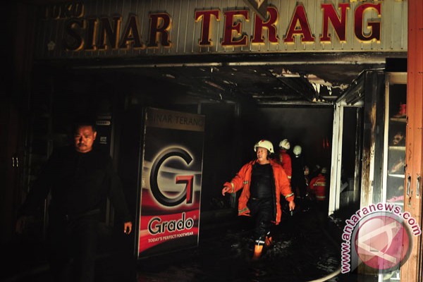 Kebakaran merembet ke belakang Pasar Baru Kebakaran merembet ke belakang Pasar Baru